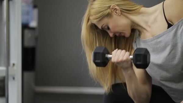 La fille effectue un exercice abondant