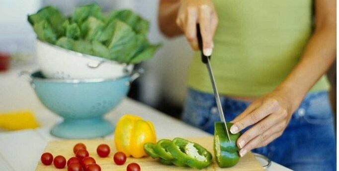 Cuisiner une salade de légumes pour le dîner selon les principes d'une bonne nutrition pour une silhouette mince