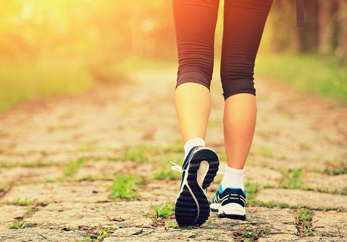 Marcher par la perte de poids de l'abdomen et des côtés